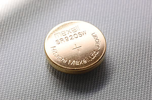 世界初の金コーティングボタン電池